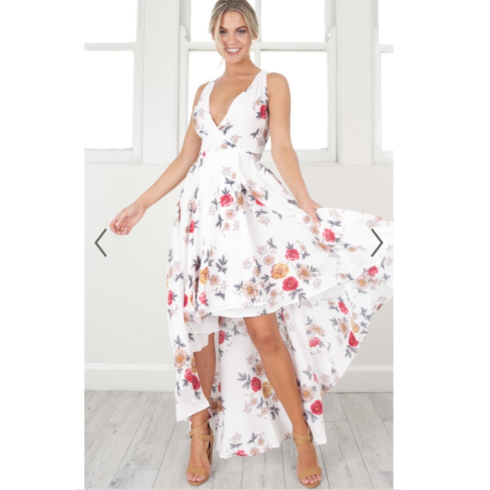 NWT SHOWPO OCEAN AVENUE DRESS IN WHITE
FLORAL, SIZE LARGE - Picture 2 of 12